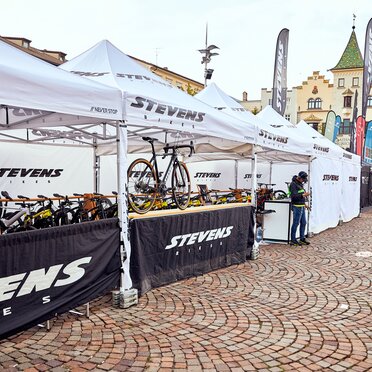The Stevens Bikes promotion tent is a 4x4 m folding gazebo in white. The side walls are black and white. The bikes are located under the folding gazebo.