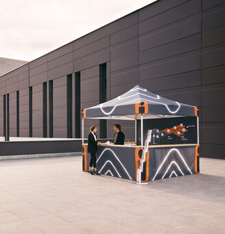 The folding gazebo serves as an information stand on the exhibition grounds. The staff provide information about the fair and exhibitors.