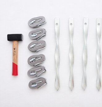 Fastening kit set of 6 consisting of 1 hammer, 6 tension straps and 6 pegs.